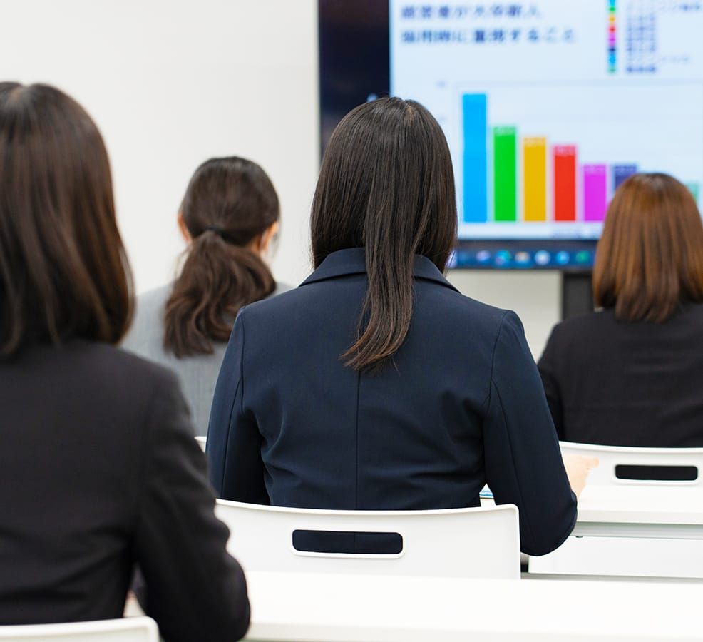 厳格なコンプライアンス基準で<br><span class="_highlight">企業の信頼性や<br>持続可能性に結びつく</span>